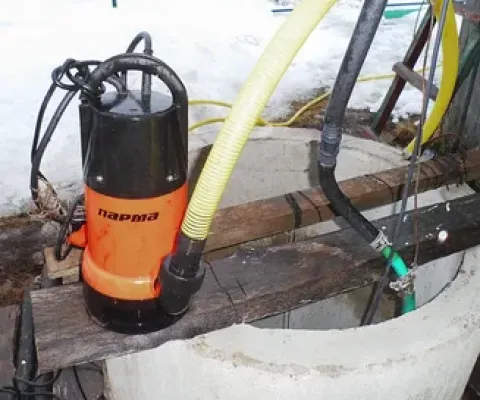 Откачиваем воду из колодца